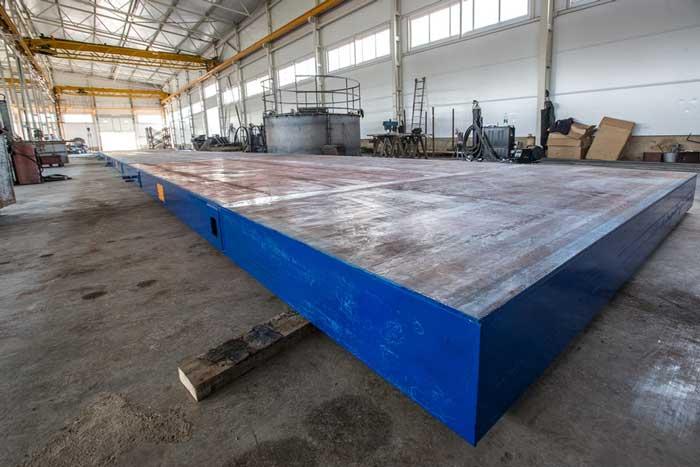 Stationary casting bed and production table