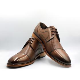 Мужская обувь из натуральной кожи с детальной шнуровкой и шипами